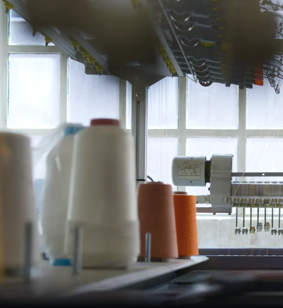 Máquina de bordar e cones de linha na fábrica da Votex Têxtil